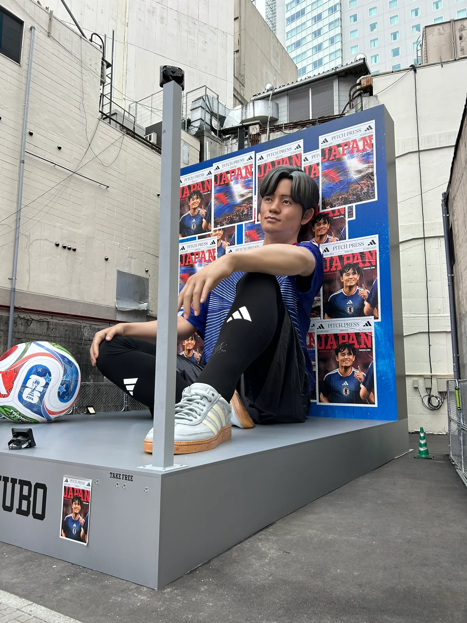 渋谷駅近くのビル壁面に掲出されていた、久保建英選手の大型広告