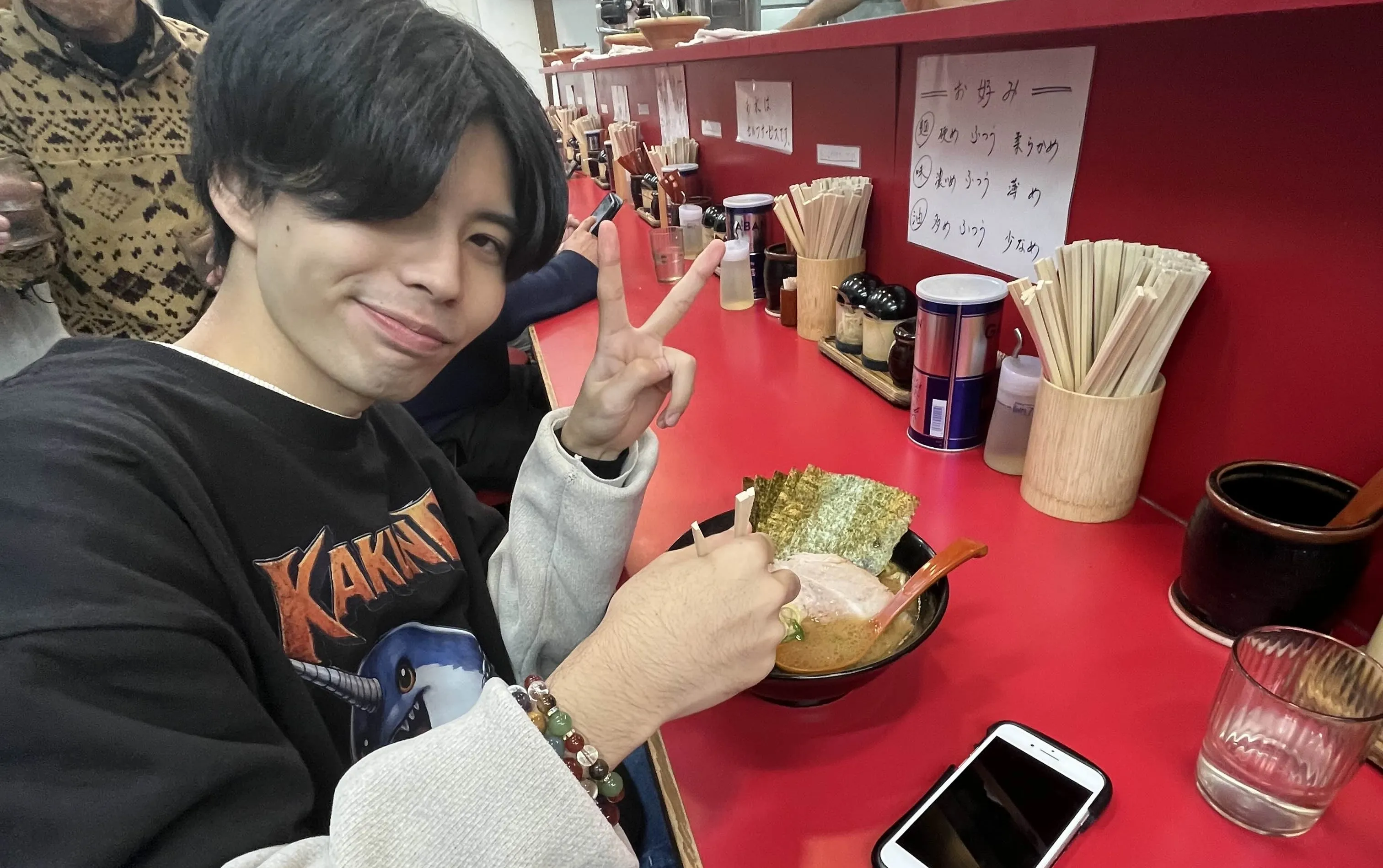 Sくんがラーメンを食べている